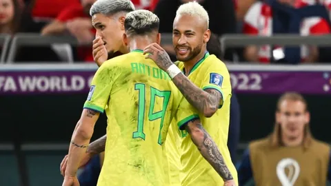 “逍遥王荣耀加身名人堂，谈笑风生句句精彩，被誉为顶尖金句高手！”